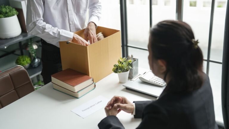 Demissão após doença pode ser ilegal. Conheça seus direitos e busque informações para se proteger.