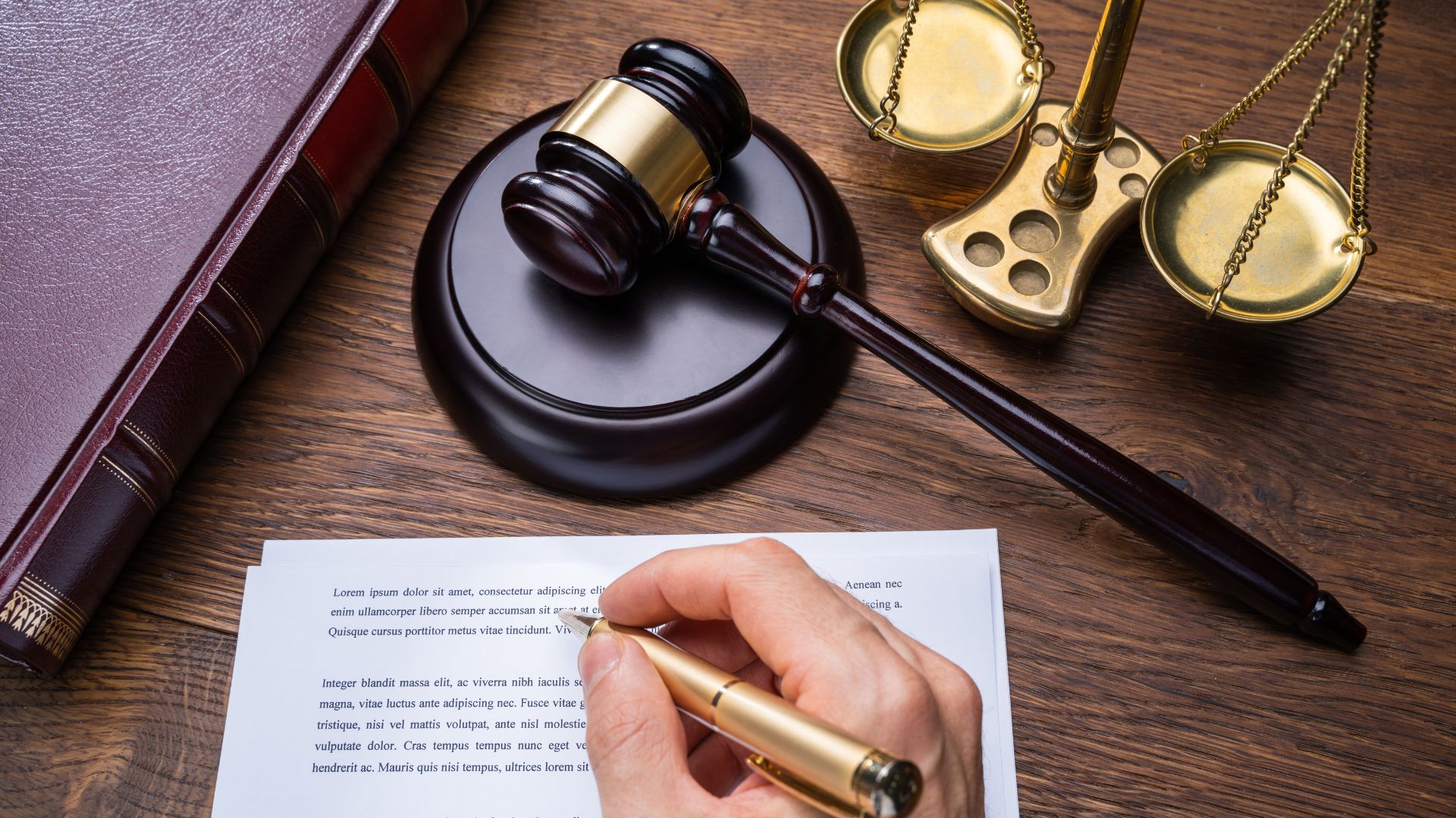 Descubra se é melhor recorrer ao INSS ou entrar com uma ação judicial direta para garantir seus direitos previdenciários