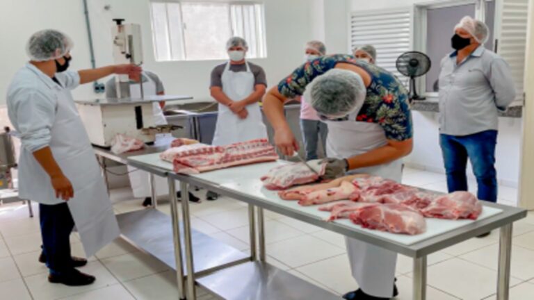 Acúmulo de função no abate pode gerar diferenças salariais? Entenda com a Nucci e Antoniolo Advogados.